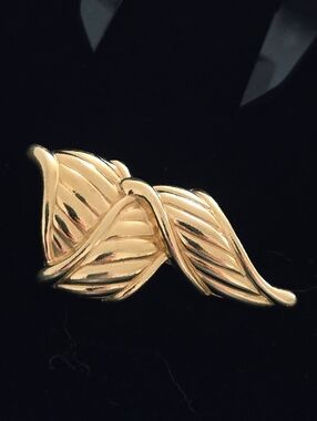 Vintage Gold Tone Ribbon Motif Women's Brooch /Pendant